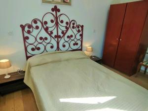 una camera con un grande letto con testiera metallica di Appartement Cauterets, 2 pièces, 2 personnes - FR-1-234-24 a Cauterets