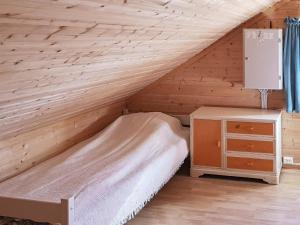 Cama en habitación con pared de madera en Holiday home Tranøy, en Tranøya