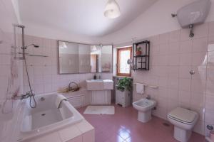 A bathroom at Villa Patrizia Még 37 kép