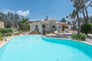 The swimming pool at or close to Villa Patrizia