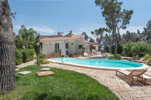 The swimming pool at or close to Villa Patrizia