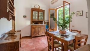 een keuken en eetkamer met een tafel en stoelen bij Welcomely - La Casa Delle Querce San Leonardo de Siete Fuentes in Santu Lussurgiu