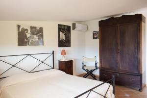 een slaapkamer met een bed en een houten kast bij Sole Luna in Ortona