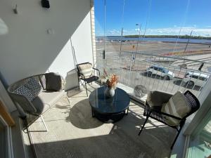 Foto da galeria de Luxury 1-bedroom apartment with sauna and sea view em Helsinque