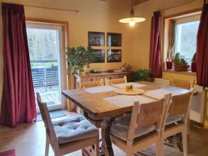 a dining room with a wooden table and chairs at Ferienwohnung Rabus in Bisingen