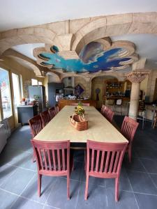 - une salle à manger avec une table et des chaises dans l'établissement HOME LE SOFT Vic sur Cère, à Vic-sur-Cère