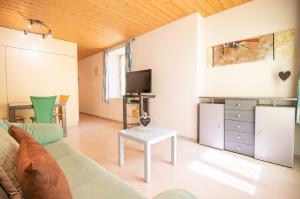 uma sala de estar com um sofá e uma mesa em Haus Padrun, Apartment nr.10 em Arosa