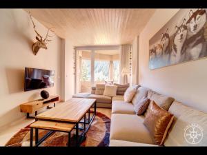 a living room with a couch and a table at ARTIC de Alma de Nieve in Naut Aran