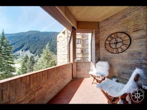 a balcony with a clock on the side of a building at ARTIC de Alma de Nieve in Naut Aran