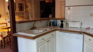 Kuchyňa alebo kuchynka v ubytovaní La maison de grand-mère Angèle
