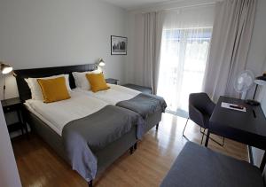 מיטה או מיטות בחדר ב-Rasta Eksjö