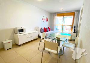 een woonkamer met een glazen tafel en stoelen bij CostaBlancaDreams Amber Beach in Calpe in Calpe