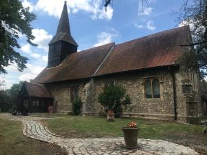 uma velha igreja de pedra com um campanário em Beautiful grade II listed 4 bed Victorian Conversion - Billericay Essex em Billericay