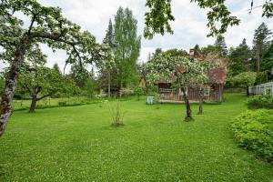 een tuin met een huis op de achtergrond bij Energia puhkemaja in Otepää