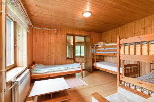 - une chambre avec 2 lits superposés dans une cabine dans l'établissement Energia puhkemaja, à Otepää
