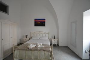 sypialnia z łóżkiem i 2 szafkami nocnymi w obiekcie Casa giulia w mieście Ostuni