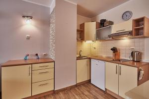 cocina con armarios blancos y encimera en Apartamenty Świnoujście -Żeromskiego 5 en Świnoujście