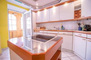 Kuchyň nebo kuchyňský kout v ubytování Haus Padrun 2 + 17 fotografií