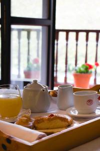 ラ・フランカにあるHotel Mirador de La Francaのオレンジジュースとコーヒー付きの朝食プレート
