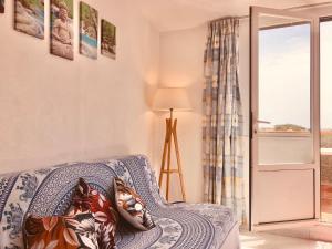 1 dormitorio con cama, ventana y lámpara en Atico excelente en Menorca Ciutadella Calan Blanes, en Cala en Forcat