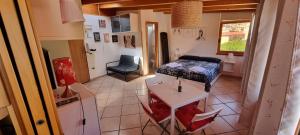 Kleines Zimmer mit einem Bett und einem Tisch in der Unterkunft House center Licia in Capo dʼOrlando