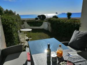 stół z butelką i drinkiem w obiekcie APARTAMENTO BAJO NATURISTA A PIE DE PLAYA. w mieście Vera