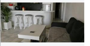 salon z kanapą i stołem w obiekcie APARTAMENTO BAJO NATURISTA A PIE DE PLAYA. w mieście Vera +14 zdjęć