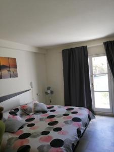 Łóżko lub łóżka w pokoju w obiekcie APARTAMENTO BAJO NATURISTA A PIE DE PLAYA.