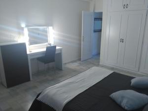 sypialnia z łóżkiem i biurkiem z krzesłem w obiekcie APARTAMENTO BAJO NATURISTA A PIE DE PLAYA. w mieście Vera