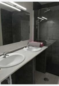 Łazienka w obiekcie APARTAMENTO BAJO NATURISTA A PIE DE PLAYA.