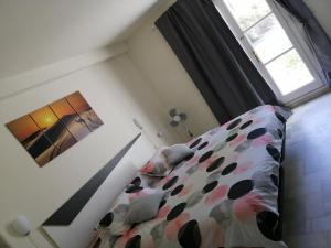 Łóżko lub łóżka w pokoju w obiekcie APARTAMENTO BAJO NATURISTA A PIE DE PLAYA.