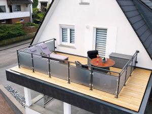 une terrasse avec une table et des chaises sur une maison dans l'établissement Ferienwohnungen Schimsheimer Rhode, à Olpe