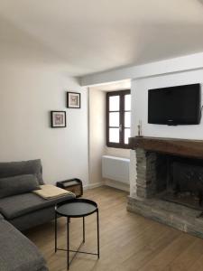 salon z kanapą i kominkiem w obiekcie Chez Jean Nonza w mieście Nonza