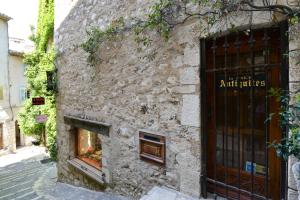 an old stone building with a window with food in it at Lovely apartment in Saint-Paul-De-Vence in Saint Paul de Vence