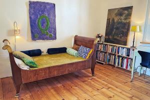 un sofá con almohadas en la sala de estar en Pfalz-Dorfhaus, en Burrweiler