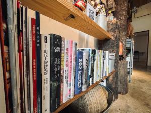a book shelf filled with lots of books at 山森三室墾丁包棟民宿3Rooms in Nanwan