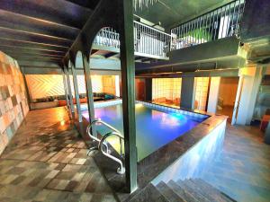 Hotel BR Grand With Nimo Club Amritsar -5 Mint From Golden Temple tesisinde veya buraya yakın yüzme havuzu