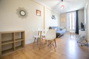 佩里格的住宿－Cœur historique classé，客厅配有桌椅和沙发