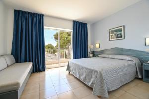 1 Schlafzimmer mit 2 Betten und einem großen Fenster in der Unterkunft HOTEL ALONDRA in Cala Ratjada