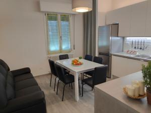 eine Küche und ein Esszimmer mit einem Tisch und Stühlen in der Unterkunft Casadei Guest House Stazione Bologna in Bologna