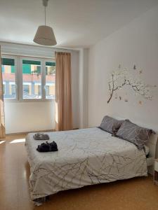 1 dormitorio con 1 cama y un árbol en la pared en NICOLHOME en Roma