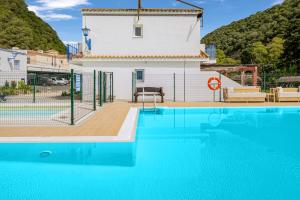 eine Villa mit einem Pool vor einem Haus in der Unterkunft Casa de 10 - 2a in Vejer de la Frontera