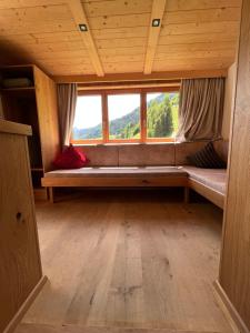 pokój z ławką przed oknem w obiekcie Chalet Schiederhof w mieście Grossarl