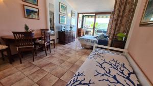 A seating area at La Pianotta Sulla Spiaggia