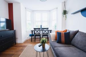 sala de estar con sofá y mesa en Kandaka-Modern Apartment, en Belle Isle