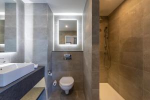 un bagno con un water e un lavandino di Clybaun Hotel a Galway