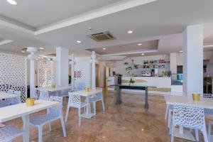 Ο χώρος του lounge ή του μπαρ στο Miami Suite