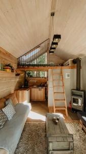 Kitchen o kitchenette sa Private cosy forest cabin