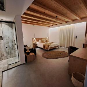Nisaki Hotel & Elite Suites في إرموبولّي: غرفة نوم بسرير ونافذة كبيرة