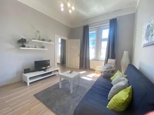 Televízia a/alebo spoločenská miestnosť v ubytovaní ORANGEHOMES One Bedroom Cozy Apartment